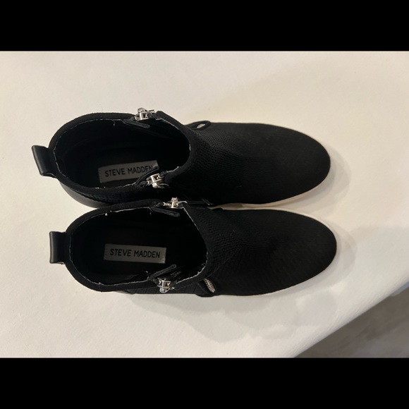 Size 10. Light wear. Great condition, just light wear on bottom. - Picture 3 of 4